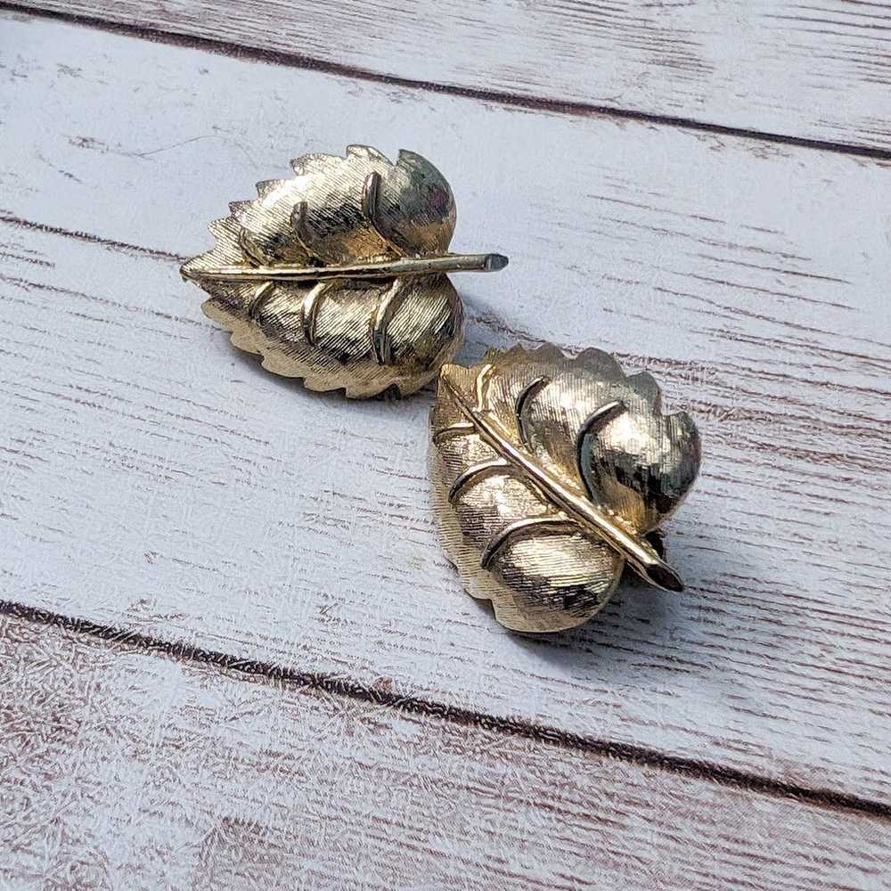 Vintage Clip On Earrings Gold Tone Leaf 1" - image 5