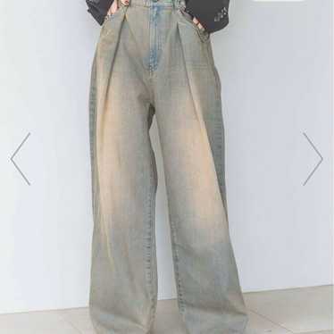 Tuck denim wide pants.