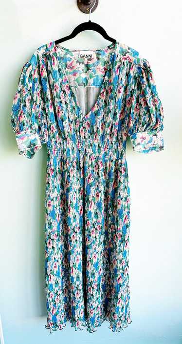 GANNI Floral print smocked plisse georgette (34) |