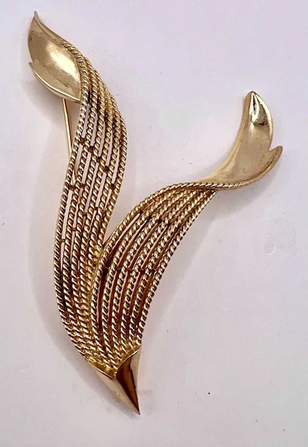 Vintage Crown Trifari Gold Toned Leaf Brooch Pin - image 8