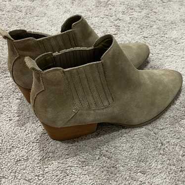 Womens size 10 Crown Vintage Booties