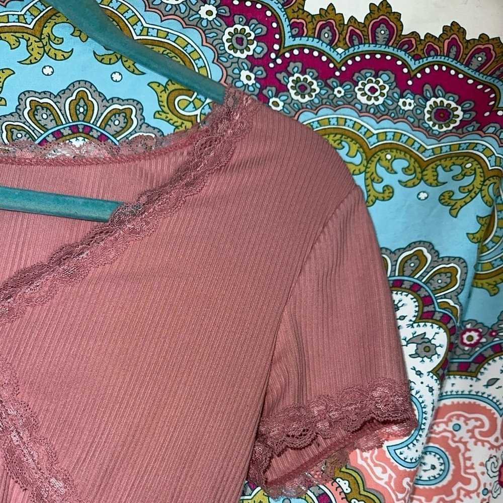 Beautiful Vintage Looking Pink Scrunched Lace Top! - image 3