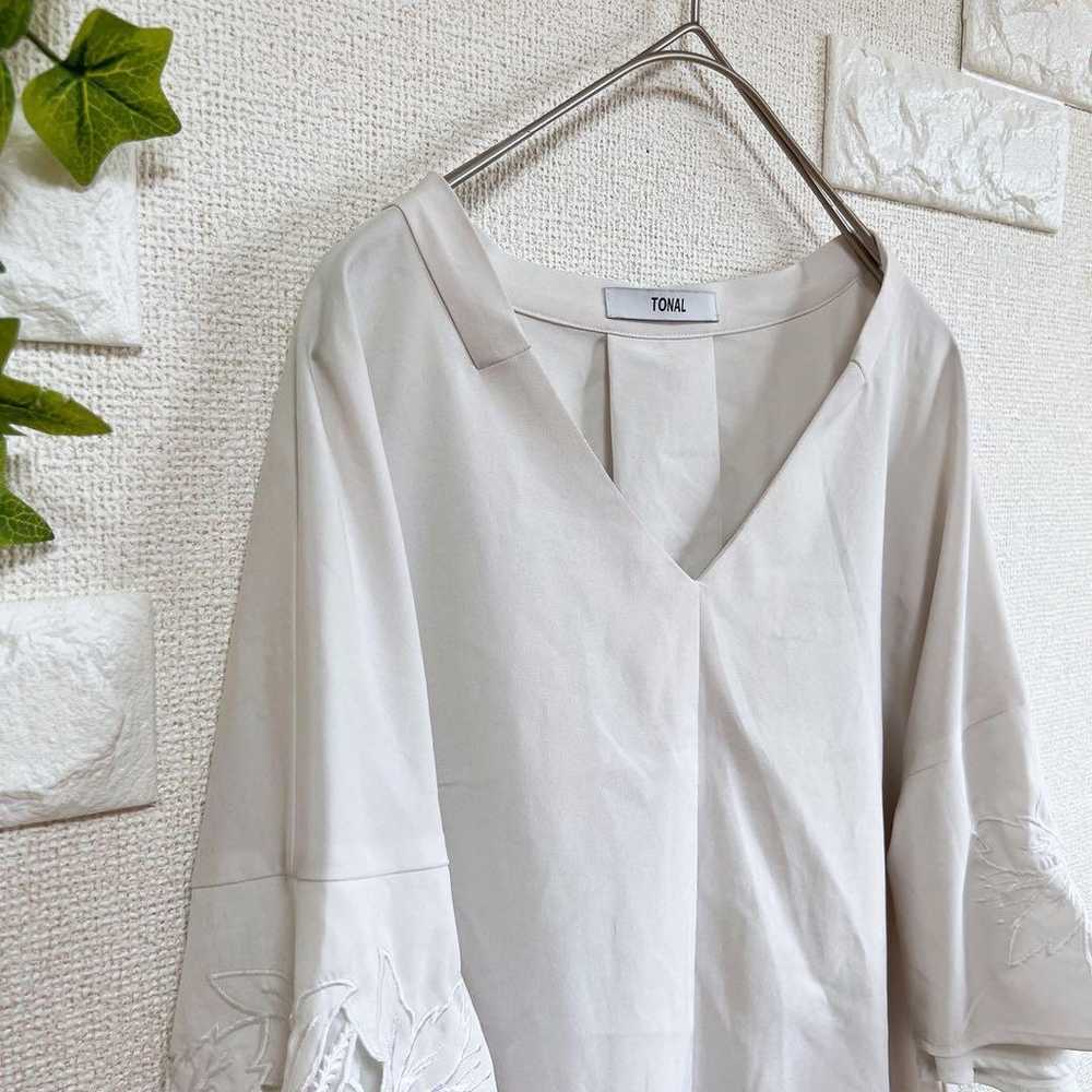 【Tonal】Cut and sewn shirt short-sleeved blouse. - image 2