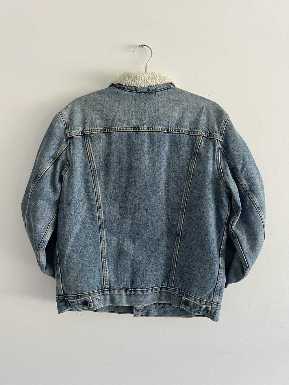 Levi's Levi’s Lightwash Sherpa Trucker Jacket Siz… - image 2