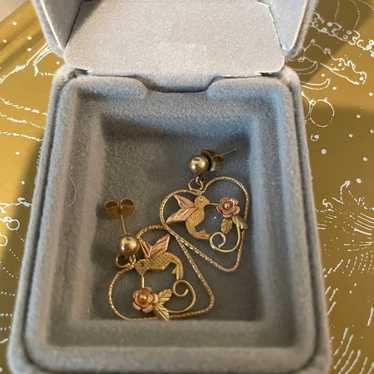 New Black Hills Gold Hummingbird and Flower Earri… - image 1