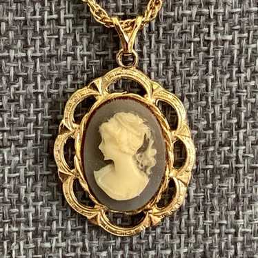 Vintage Goldtone Necklace w/ Cameo Pendant 17” - image 1