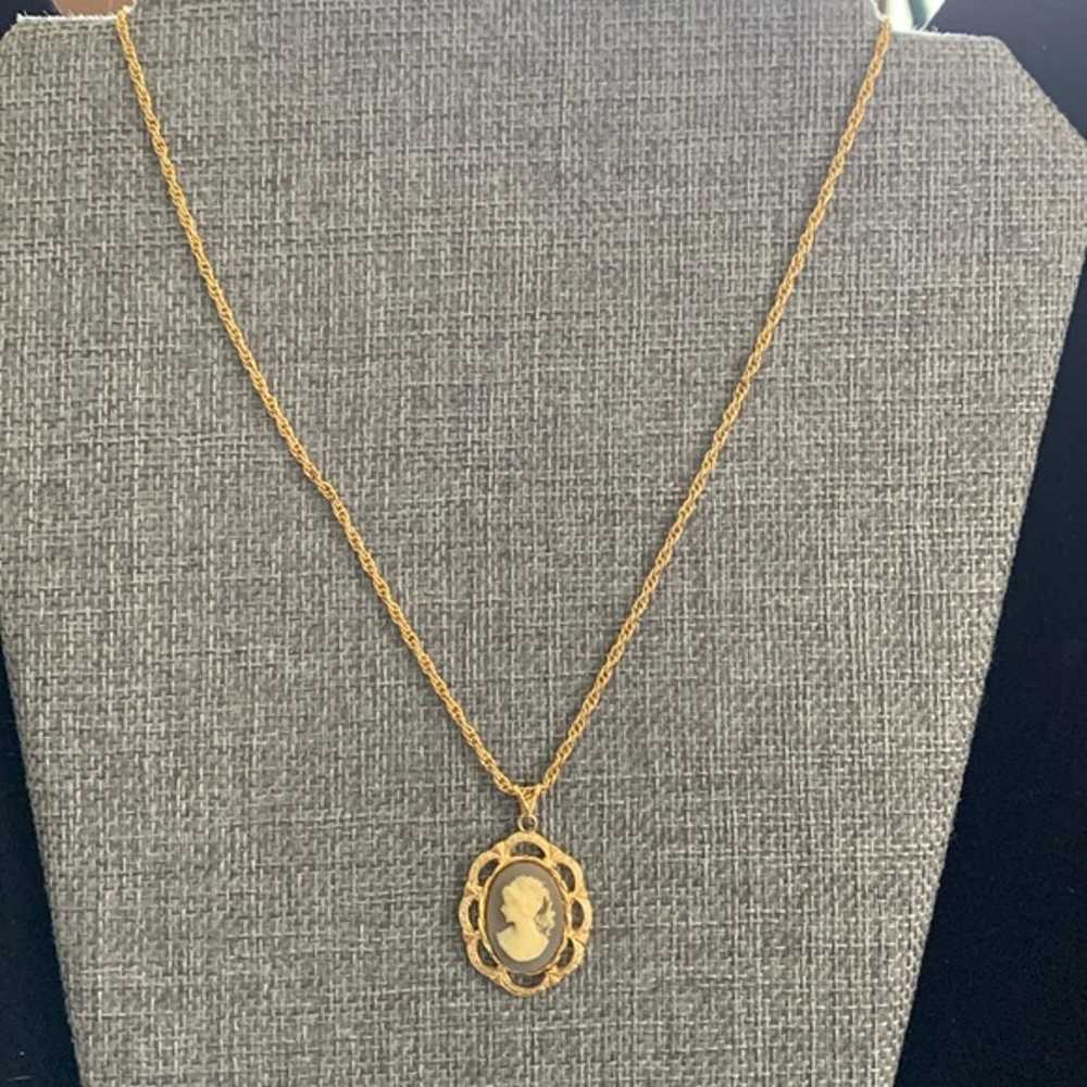 Vintage Goldtone Necklace w/ Cameo Pendant 17” - image 2