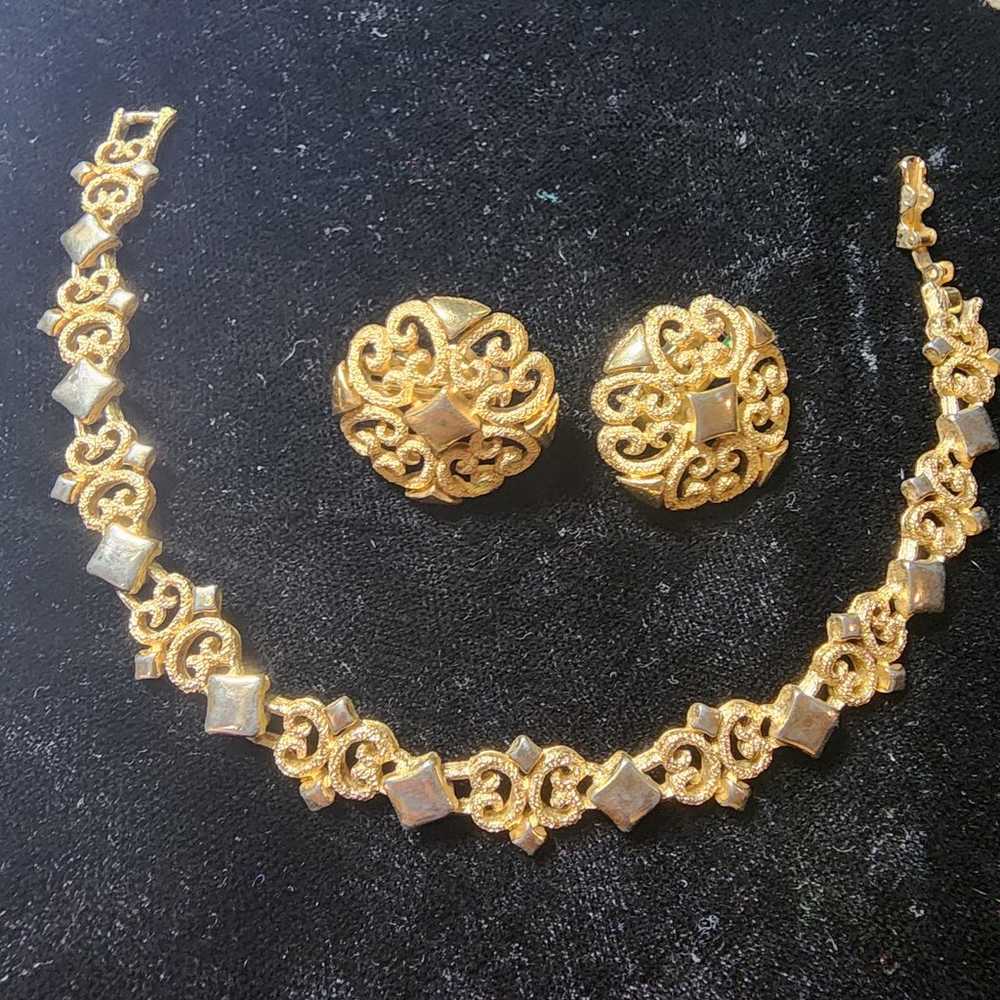 VINTAGE AVON EARRINGS & BRACELET - image 1