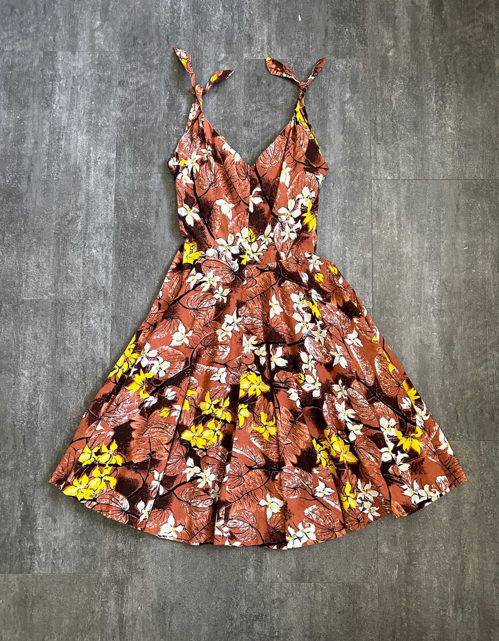 1950s Hawaiian dress . brown floral print dress .… - image 2