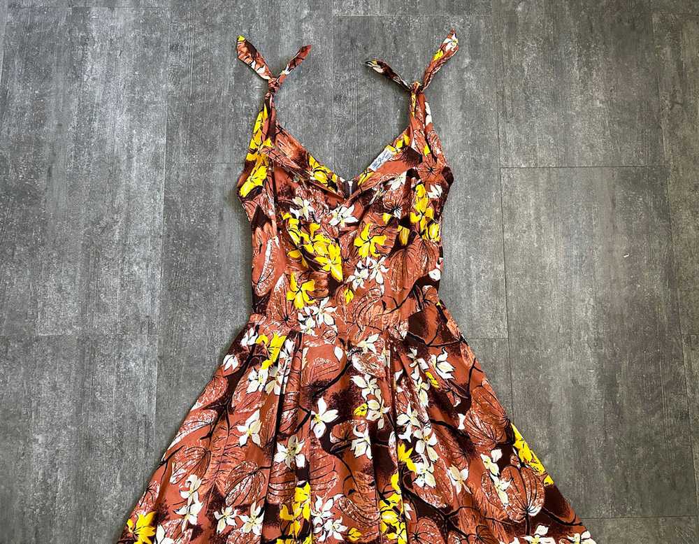 1950s Hawaiian dress . brown floral print dress .… - image 3