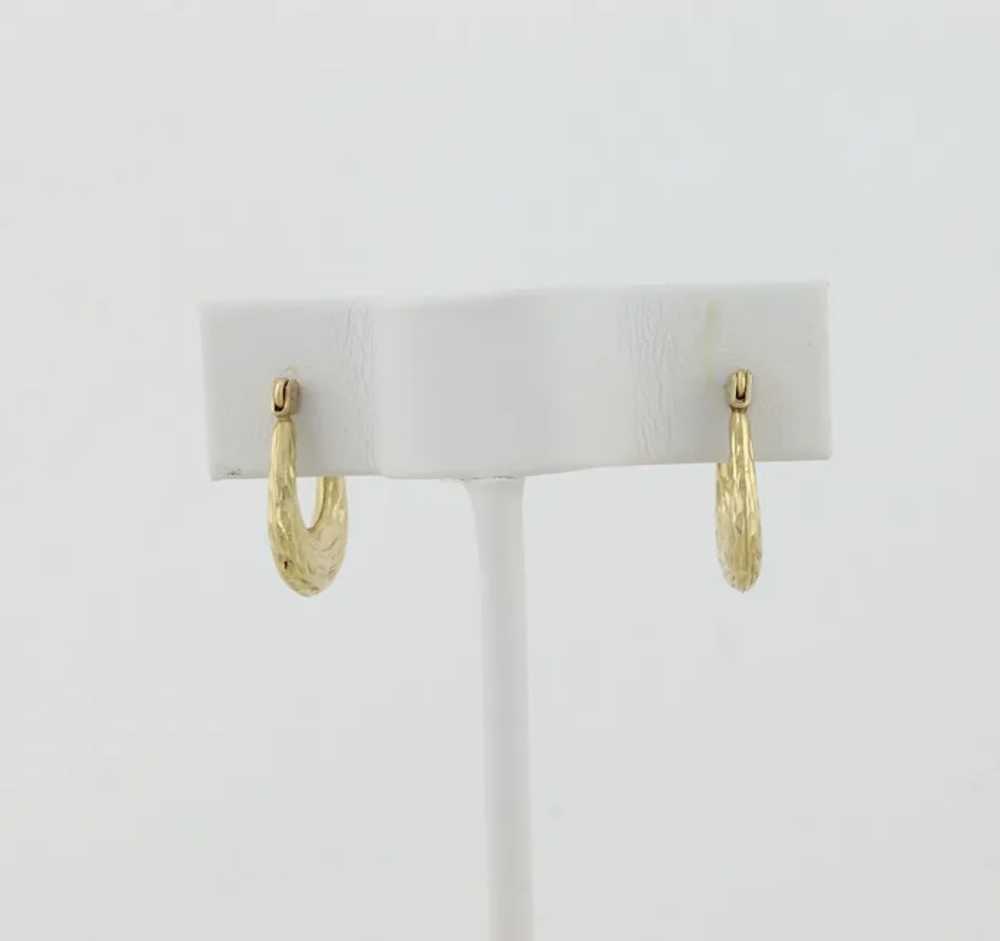 14k Yellow Gold Textured Hammered Hoop Earrings 5… - image 7