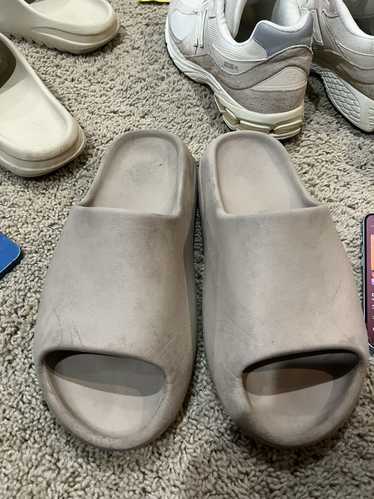 Tan yeezy slides Gem