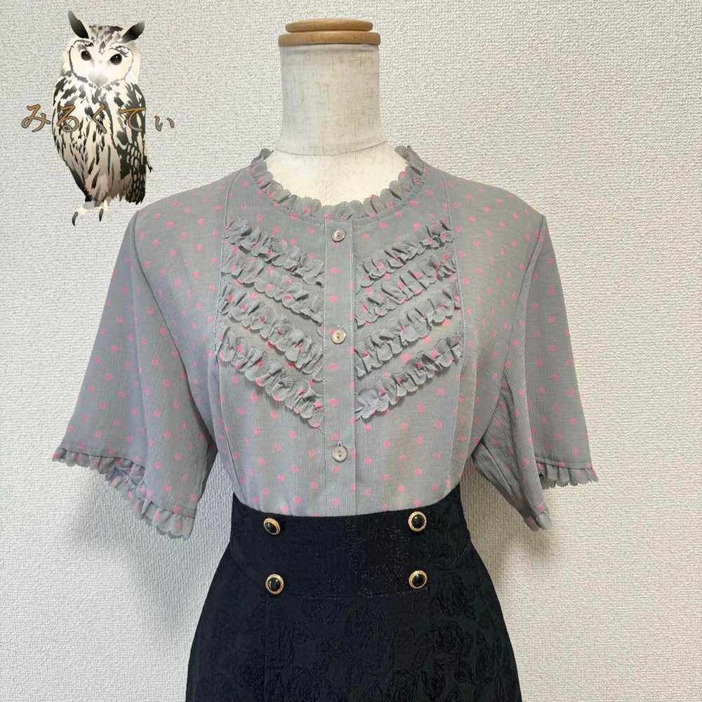 Pink dots x Gray - Short-sleeved frill blouse. - image 1