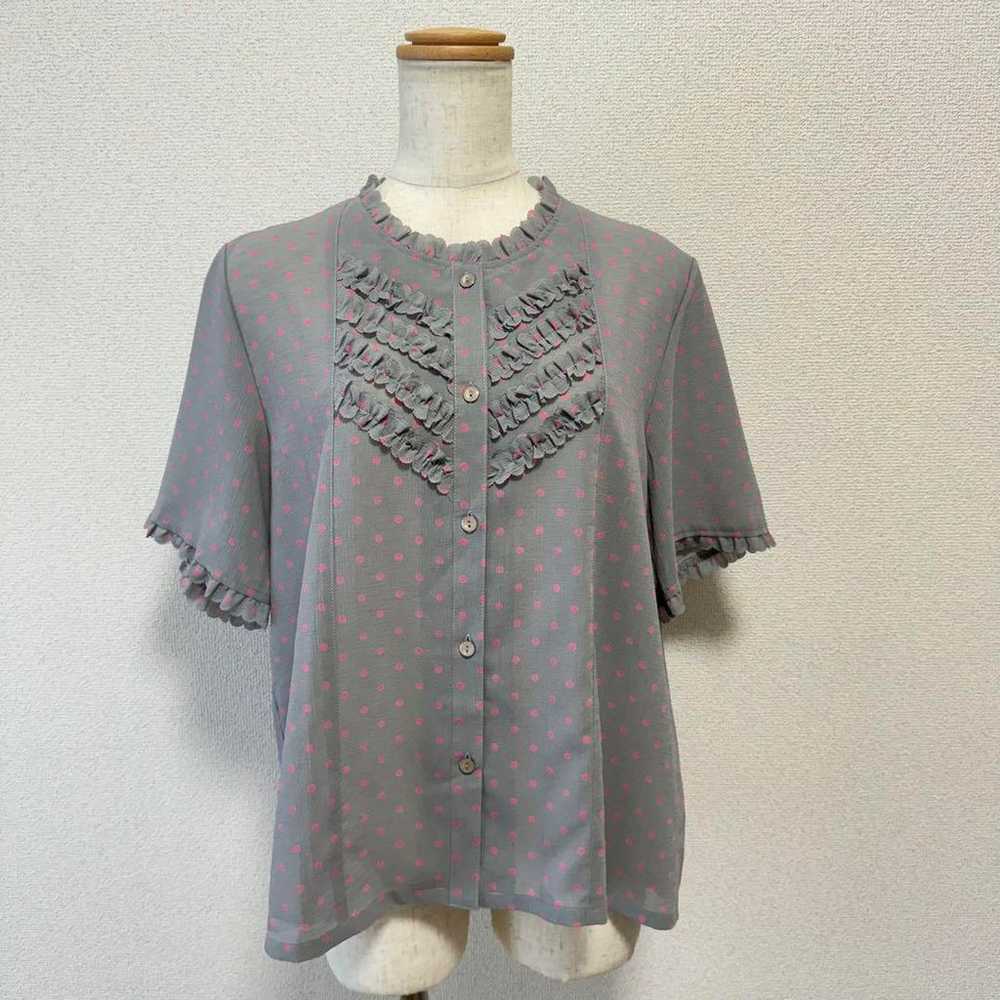 Pink dots x Gray - Short-sleeved frill blouse. - image 2