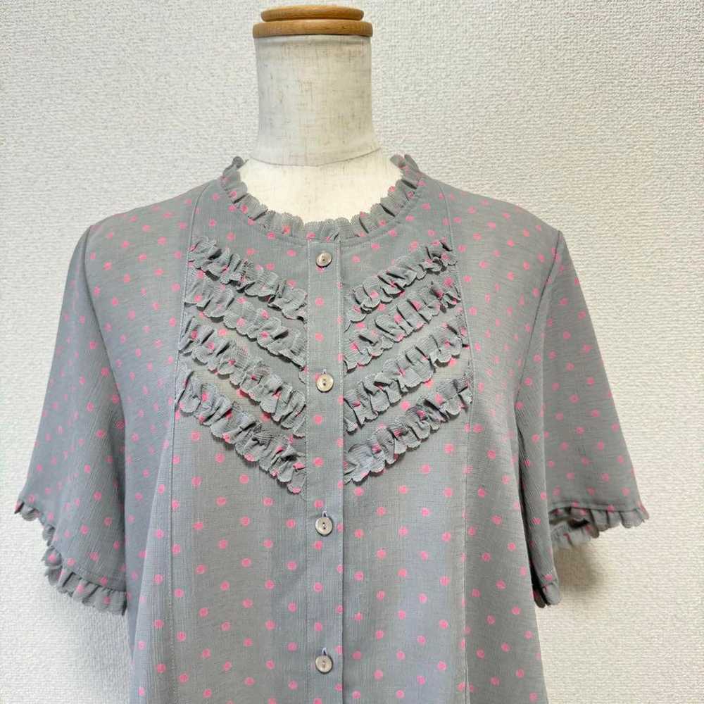 Pink dots x Gray - Short-sleeved frill blouse. - image 3