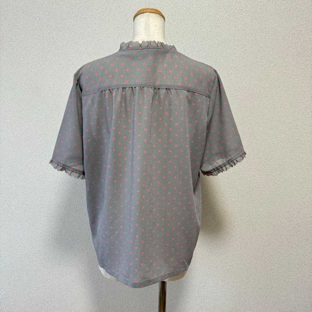 Pink dots x Gray - Short-sleeved frill blouse. - image 4