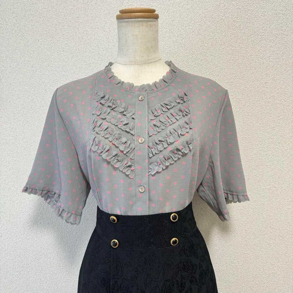 Pink dots x Gray - Short-sleeved frill blouse. - image 5