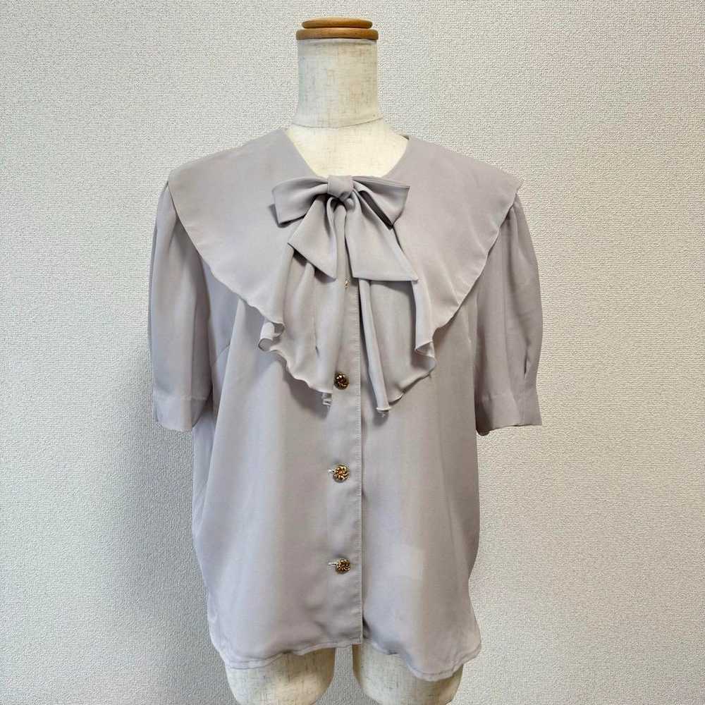 Grayish beige ribbon tie frill collar blouse. - image 2