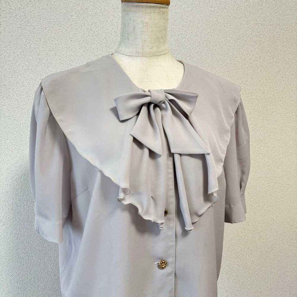 Grayish beige ribbon tie frill collar blouse. - image 3