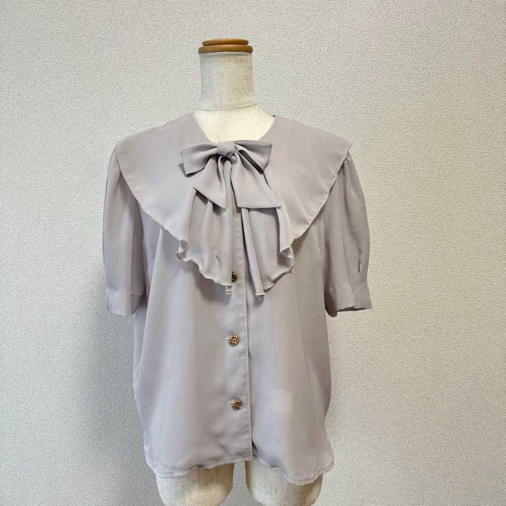 Grayish beige ribbon tie frill collar blouse. - image 4