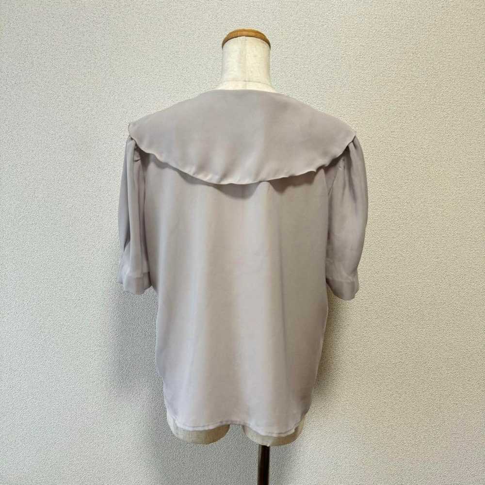 Grayish beige ribbon tie frill collar blouse. - image 5