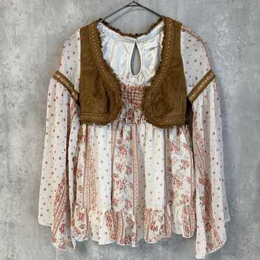 LIZ LISA Western blouse with floral pattern.