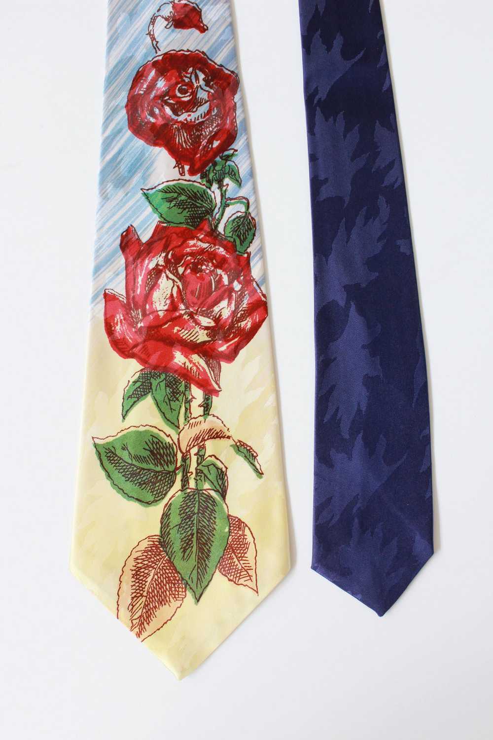 Vintage Late 1940s/Early 1950s Blue Red Rose Rayo… - image 2