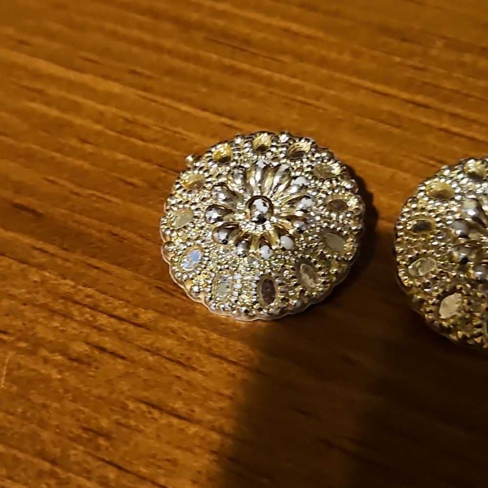 Womens Vintage Gold Tone Floral Clip On Earrings - image 2