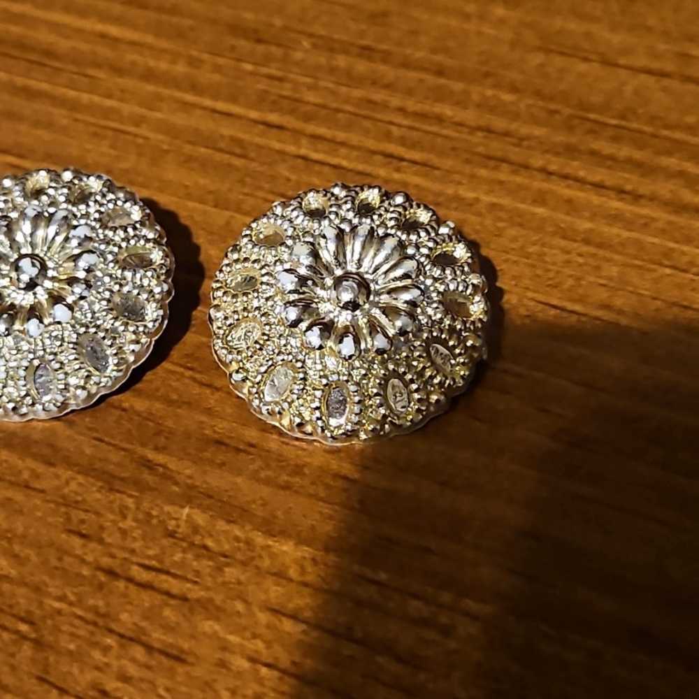 Womens Vintage Gold Tone Floral Clip On Earrings - image 3