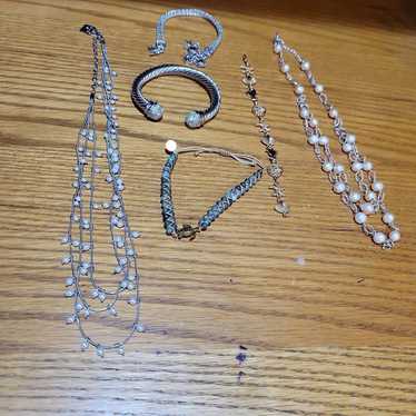 Lot of 6 pieces of gorgeous jewelry. Read Descript