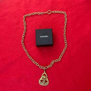 CHANEL necklace with vintage logo pendant.