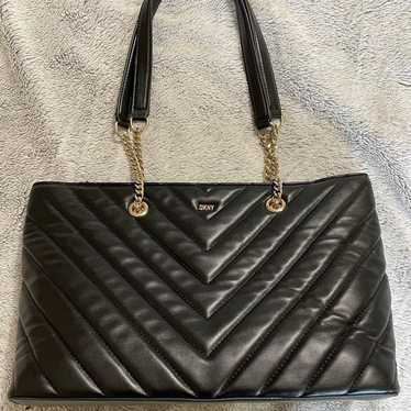 DKNY VIVIAN BLACK QUILTED CHEVRON TOTE PURSE