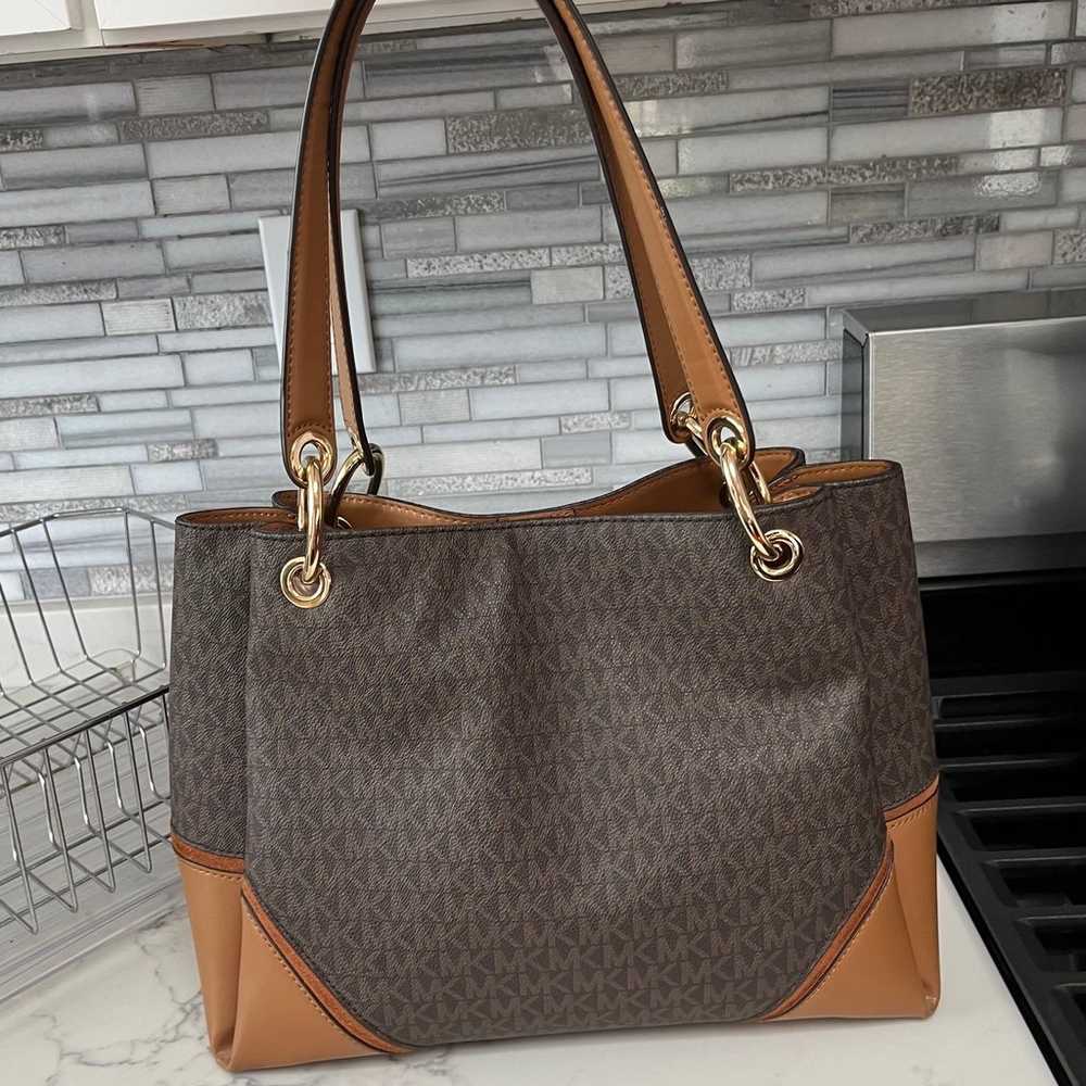 Like-New Michael Kors Tote bag/Shoulder Bag class… - image 2