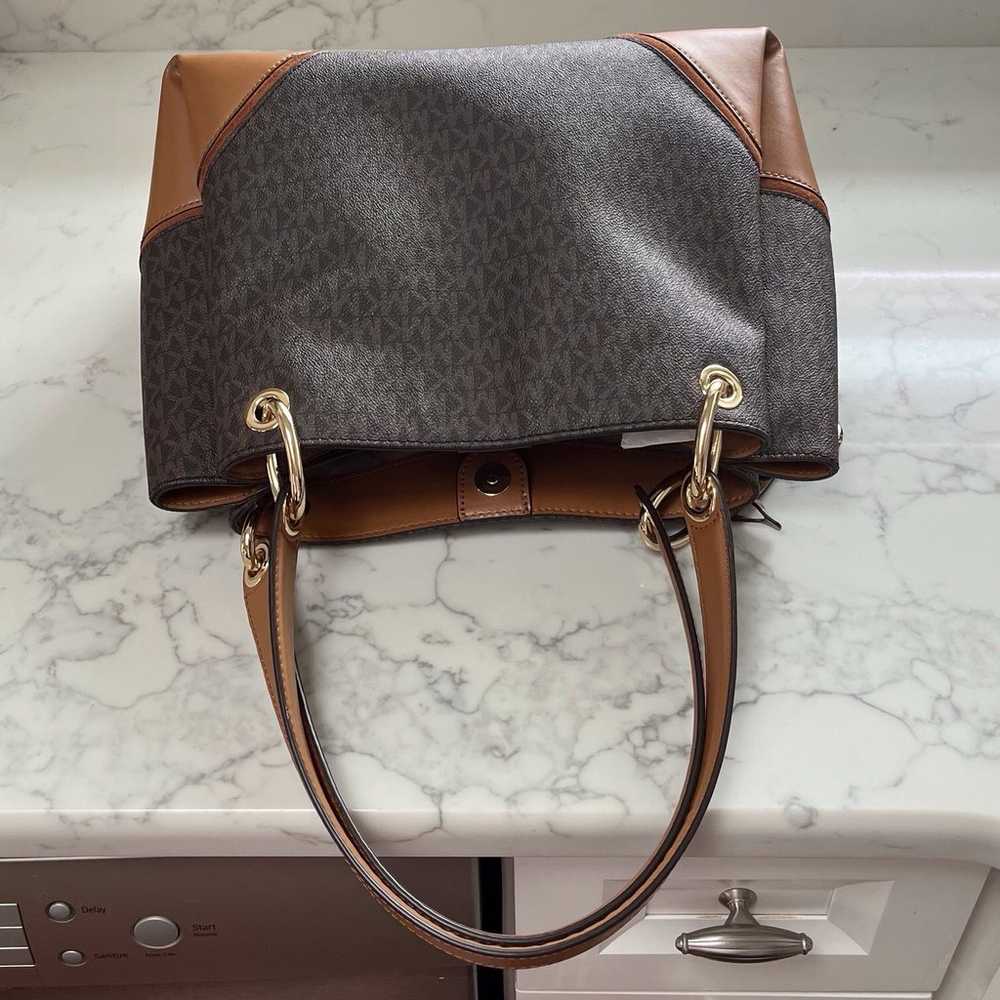 Like-New Michael Kors Tote bag/Shoulder Bag class… - image 9