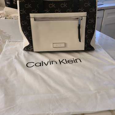 Calvin Klein tote outside zipper compartment 2 int