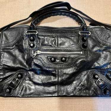 Genuine leather bag in black.