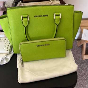 Michael Kors Pear medium Selma and matching walket - image 1