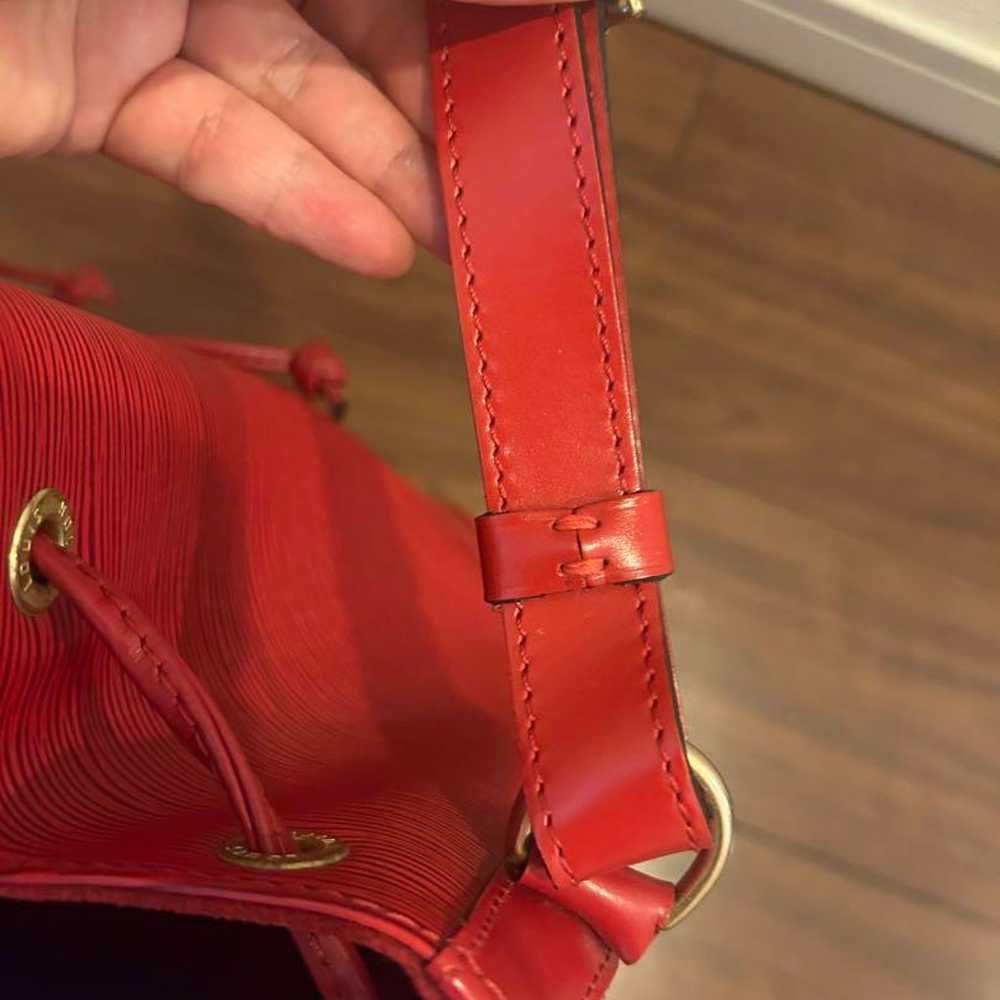 Louis Vuitton Noé Epi Shoulder Bag Red - image 11