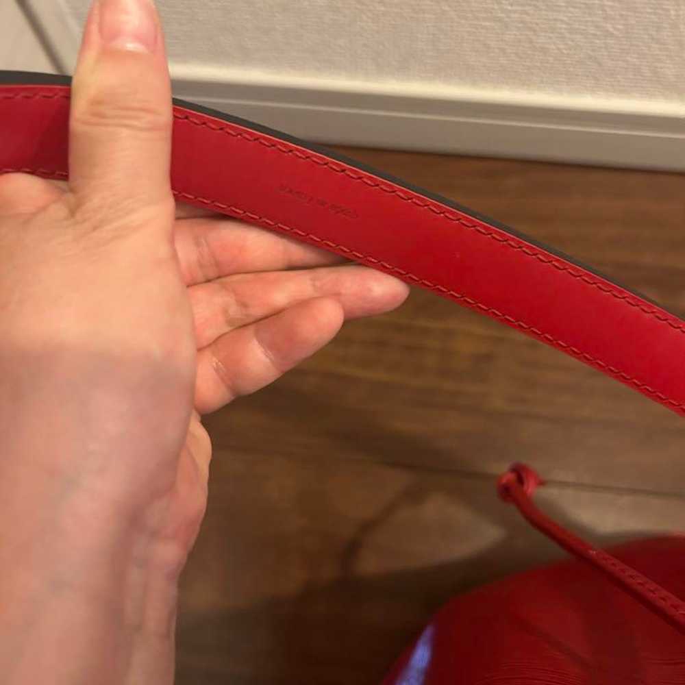 Louis Vuitton Noé Epi Shoulder Bag Red - image 12