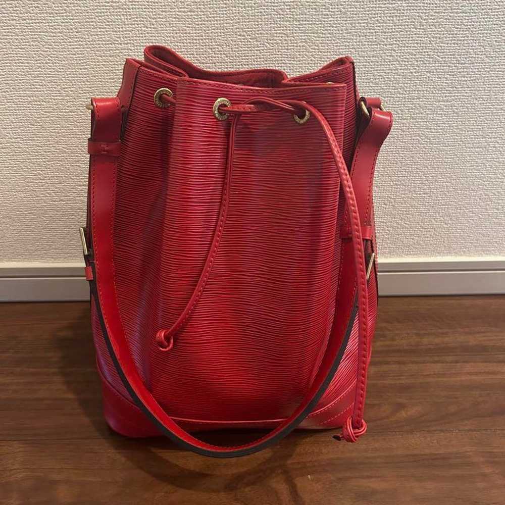 Louis Vuitton Noé Epi Shoulder Bag Red - image 1