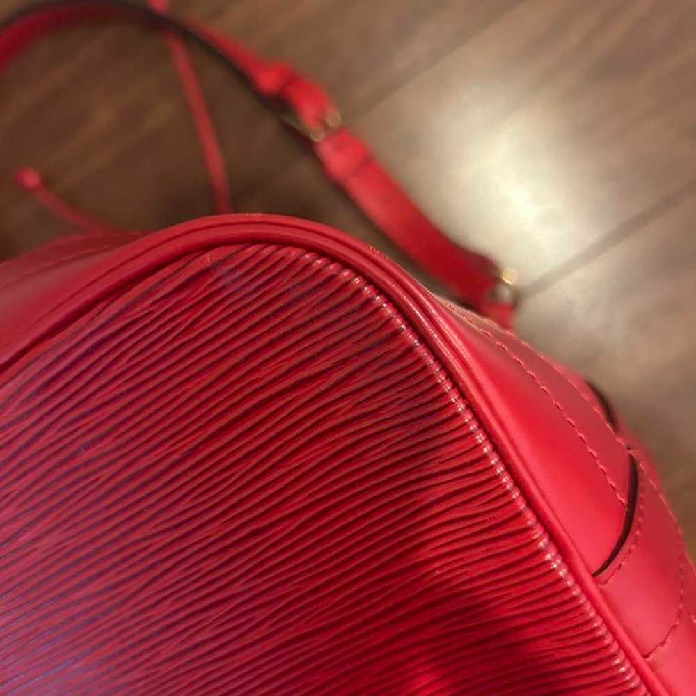 Louis Vuitton Noé Epi Shoulder Bag Red - image 5