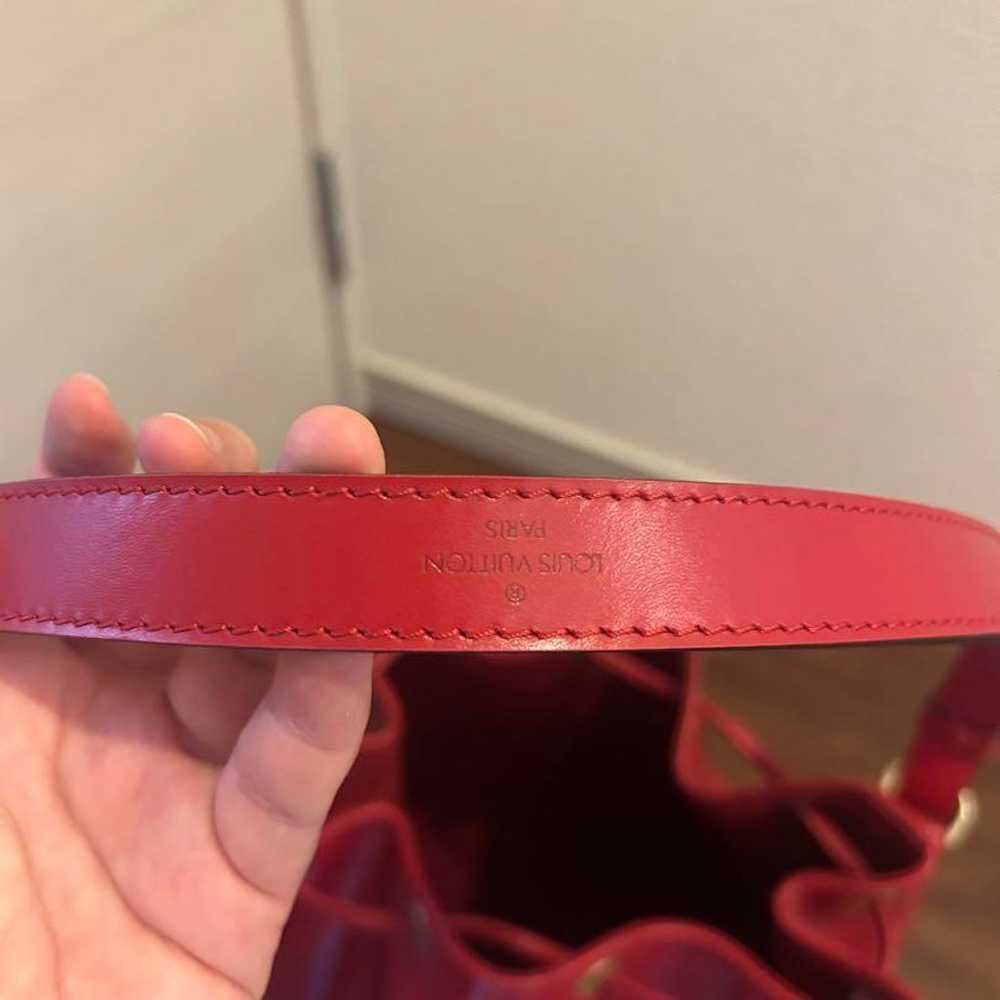 Louis Vuitton Noé Epi Shoulder Bag Red - image 9