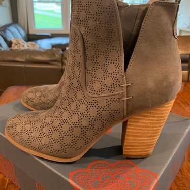 Carlos Santana dark grey Holly booties