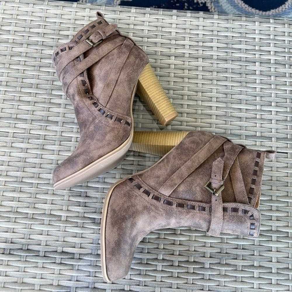 Venus NWOT Taupe Crisscross-Strap Stitch Ankle Bo… - image 10