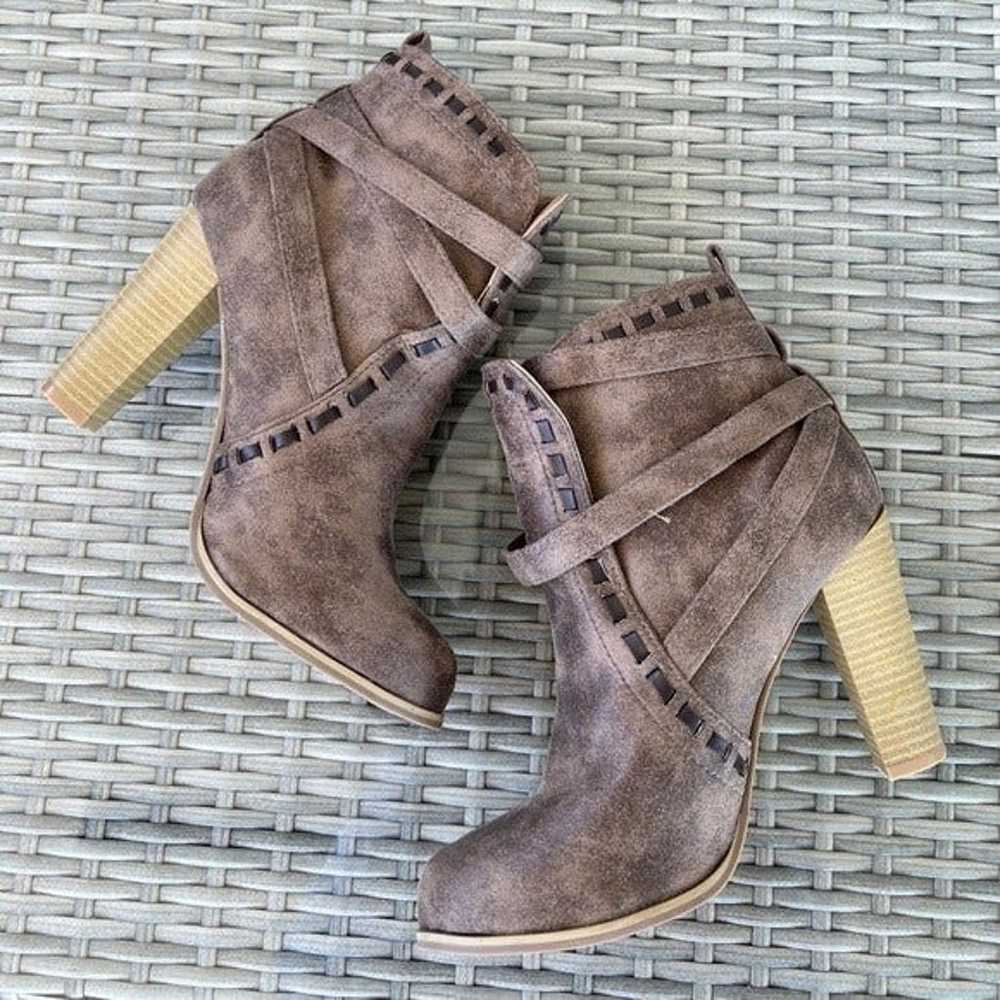 Venus NWOT Taupe Crisscross-Strap Stitch Ankle Bo… - image 9