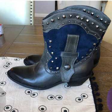 VINCE Camuto Madalissa boots size 9