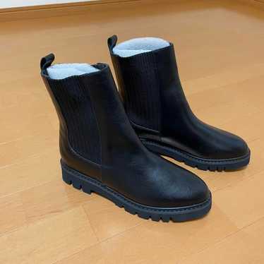 Black leather Chelsea boots. - image 1