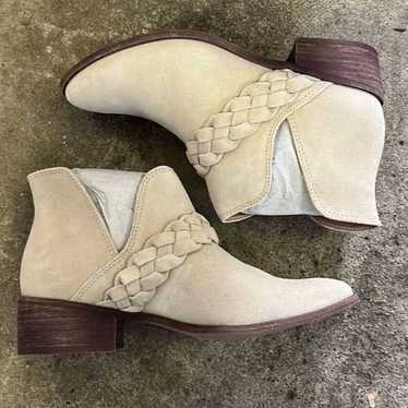 New kaanas ra bootie tan Size 6