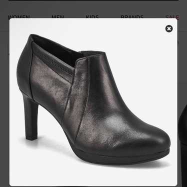 Clarks Collection Ambyr Hope black leather booties