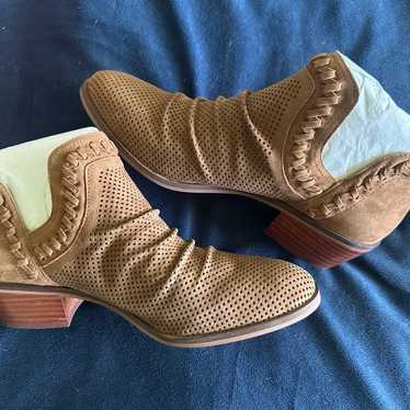 NWOT Vince Camuto Palmina Boots